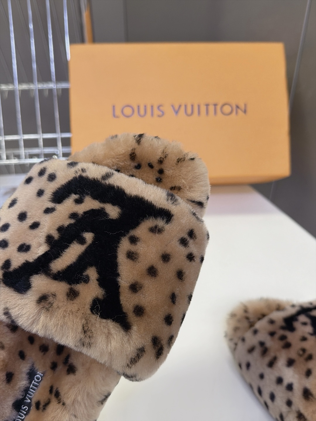 LOUIS VUITTON路易威登豹纹泰迪毛绒一字厚底拖鞋 超多明星网红种草 鞋面为豹斑点泰迪卷毛绒 毛量饱满蓬松 秋冬