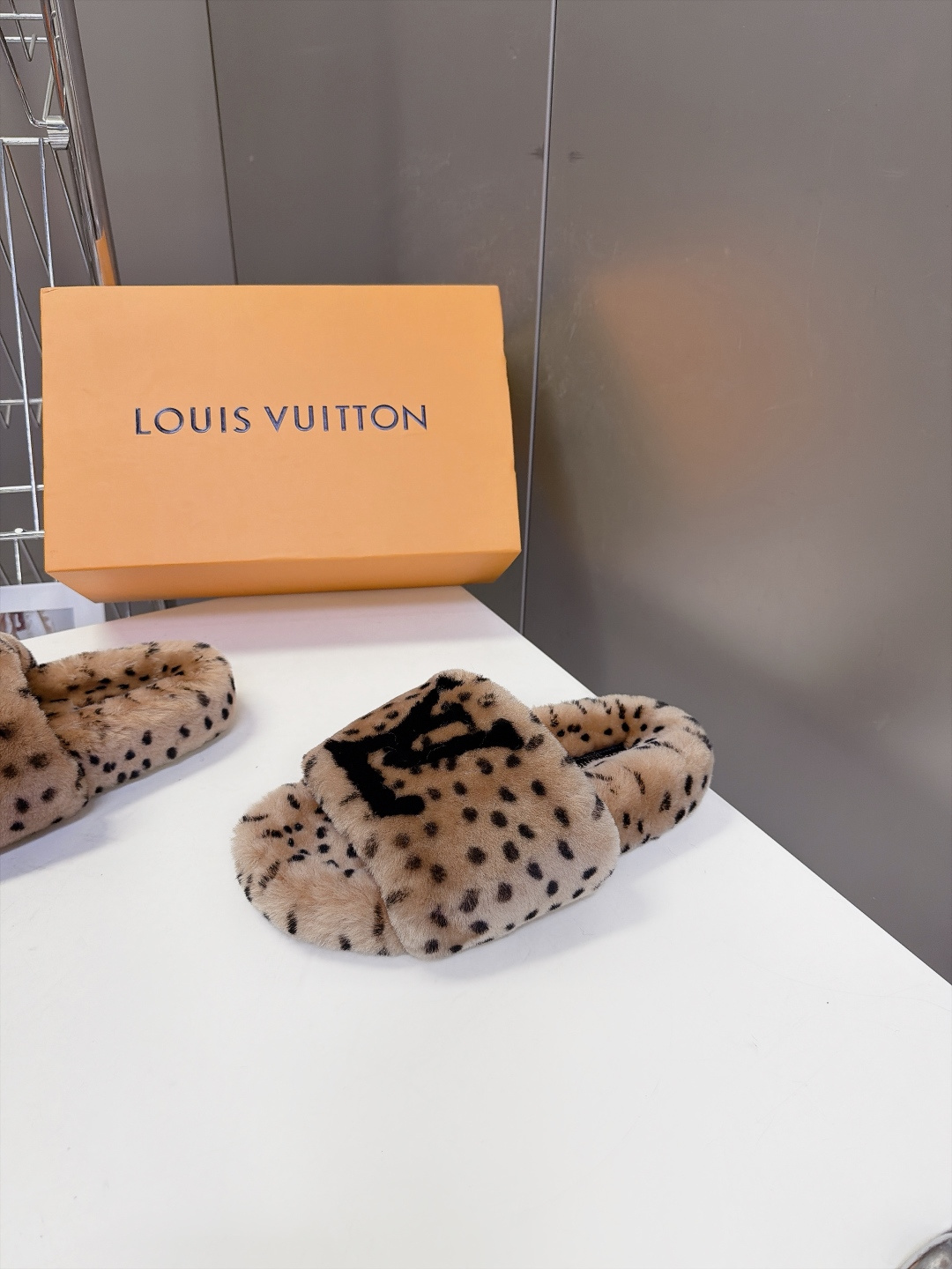 LOUIS VUITTON路易威登豹纹泰迪毛绒一字厚底拖鞋 超多明星网红种草 鞋面为豹斑点泰迪卷毛绒 毛量饱满蓬松 秋冬
