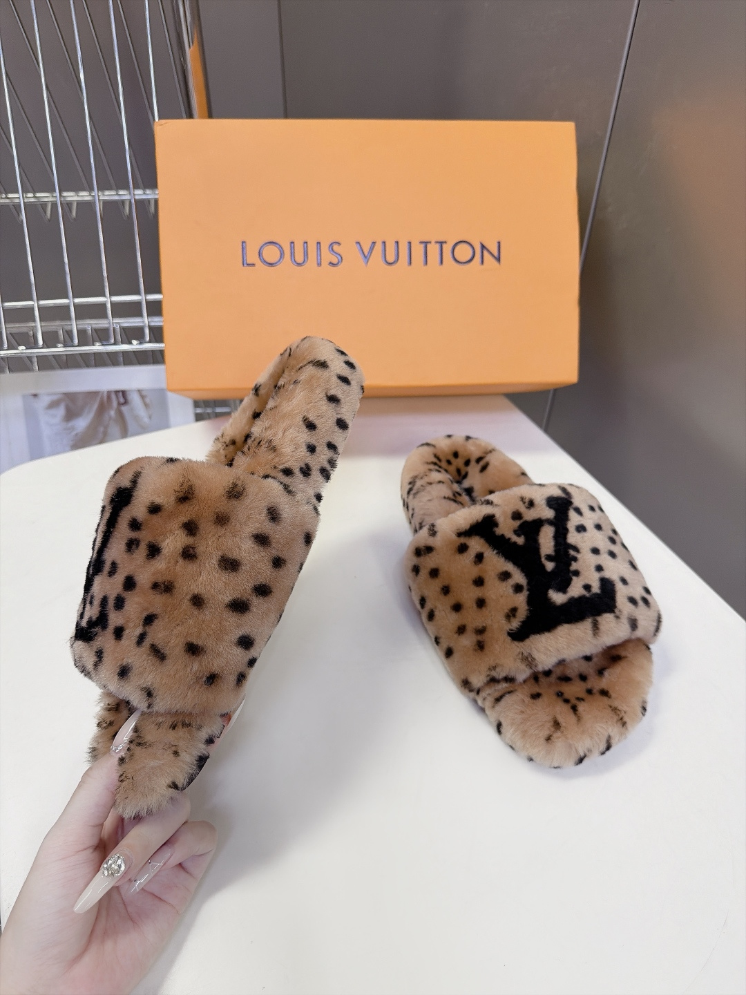 LOUIS VUITTON路易威登豹纹泰迪毛绒一字厚底拖鞋 超多明星网红种草 鞋面为豹斑点泰迪卷毛绒 毛量饱满蓬松 秋冬