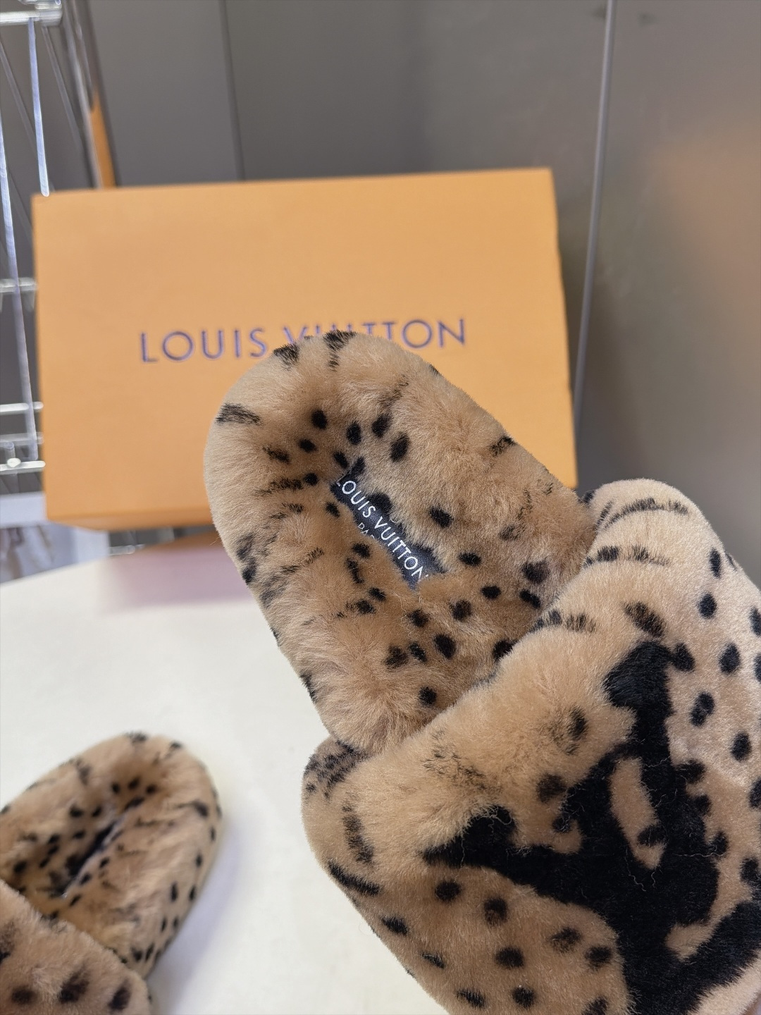 LOUIS VUITTON路易威登豹纹泰迪毛绒一字厚底拖鞋 超多明星网红种草 鞋面为豹斑点泰迪卷毛绒 毛量饱满蓬松 秋冬