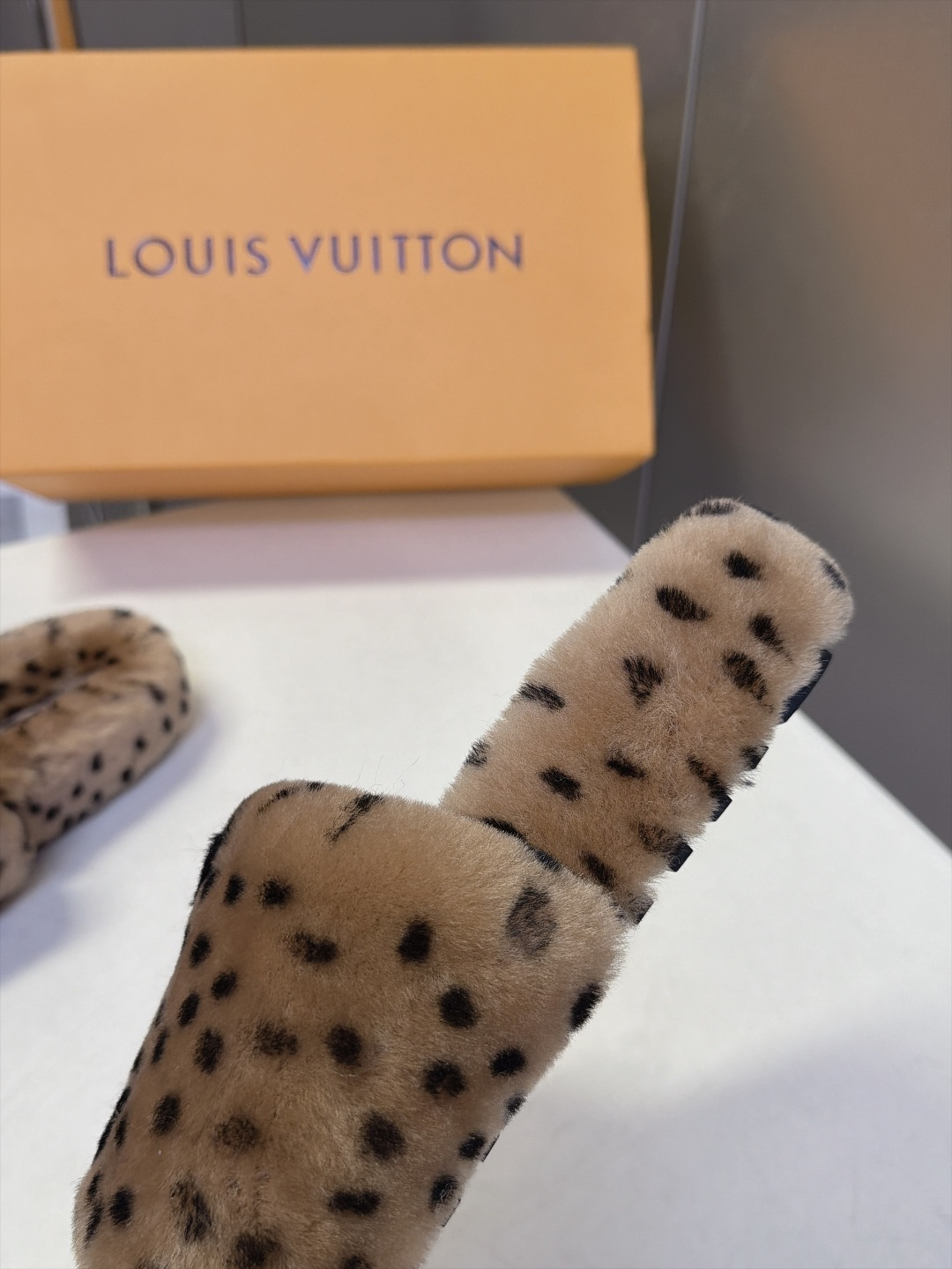 LOUIS VUITTON路易威登豹纹泰迪毛绒一字厚底拖鞋 超多明星网红种草 鞋面为豹斑点泰迪卷毛绒 毛量饱满蓬松 秋冬