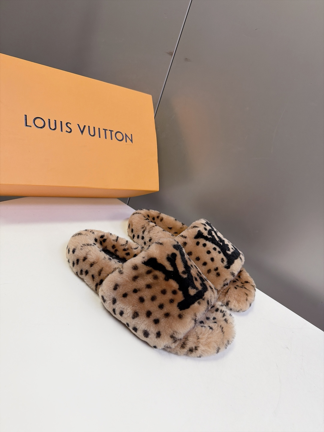 LOUIS VUITTON路易威登豹纹泰迪毛绒一字厚底拖鞋 超多明星网红种草 鞋面为豹斑点泰迪卷毛绒 毛量饱满蓬松 秋冬