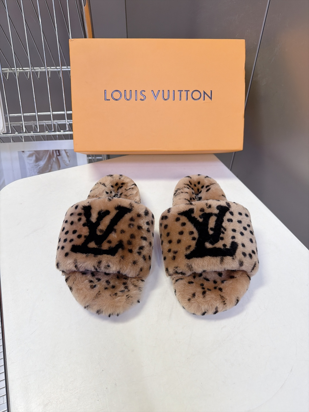 LOUIS VUITTON路易威登豹纹泰迪毛绒一字厚底拖鞋 超多明星网红种草 鞋面为豹斑点泰迪卷毛绒 毛量饱满蓬松 秋冬 LOUIS VUITTON路易威登豹纹泰迪毛绒一字厚底拖鞋 超多明星网红种草 鞋面为豹斑点泰迪卷毛绒 毛量饱满蓬松 秋冬