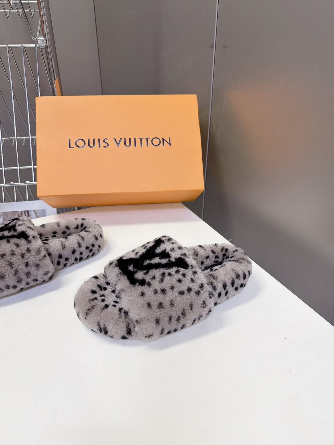LOUIS VUITTON路易威登豹纹泰迪毛绒一字厚底拖鞋 超多明星网红种草 鞋面为豹斑点泰迪卷毛绒 毛量饱满蓬松 秋冬