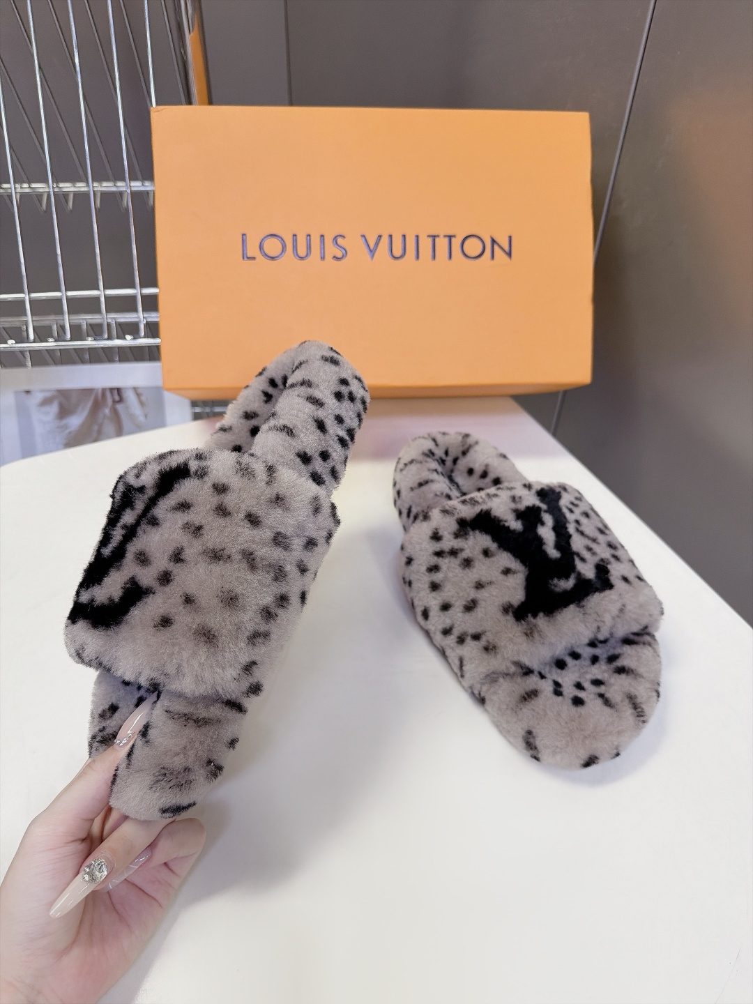 LOUIS VUITTON路易威登豹纹泰迪毛绒一字厚底拖鞋 超多明星网红种草 鞋面为豹斑点泰迪卷毛绒 毛量饱满蓬松 秋冬