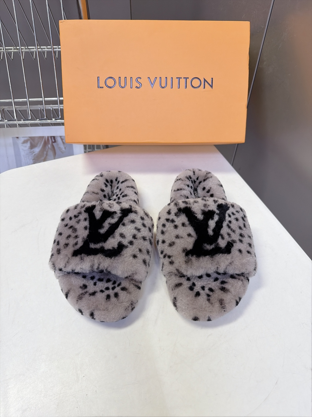 LOUIS VUITTON路易威登豹纹泰迪毛绒一字厚底拖鞋 超多明星网红种草 鞋面为豹斑点泰迪卷毛绒 毛量饱满蓬松 秋冬 LOUIS VUITTON路易威登豹纹泰迪毛绒一字厚底拖鞋 超多明星网红种草 鞋面为豹斑点泰迪卷毛绒 毛量饱满蓬松 秋冬