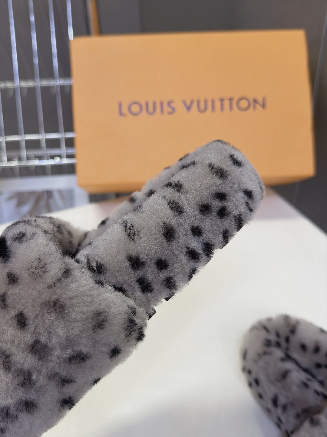 LOUIS VUITTON路易威登豹纹泰迪毛绒一字厚底拖鞋 超多明星网红种草 鞋面为豹斑点泰迪卷毛绒 毛量饱满蓬松 秋冬