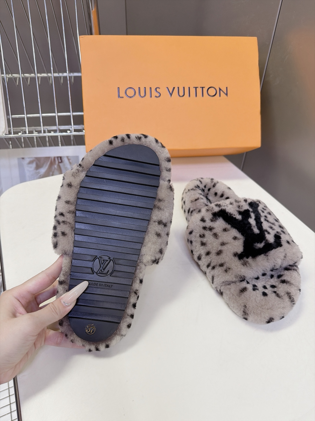LOUIS VUITTON路易威登豹纹泰迪毛绒一字厚底拖鞋 超多明星网红种草 鞋面为豹斑点泰迪卷毛绒 毛量饱满蓬松 秋冬