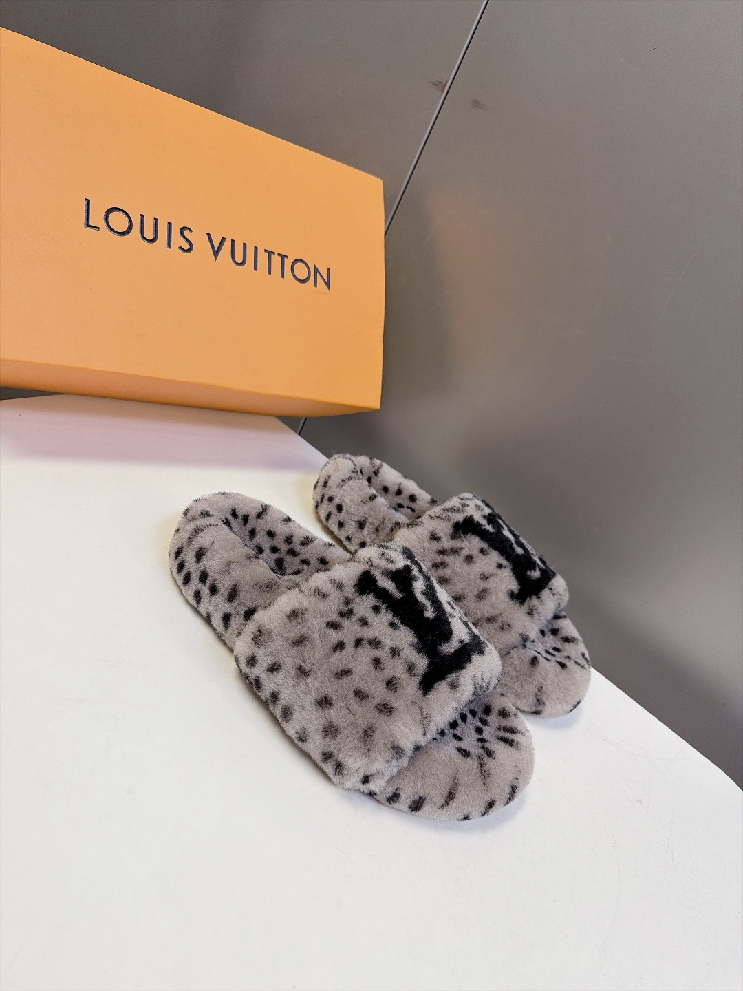 LOUIS VUITTON路易威登豹纹泰迪毛绒一字厚底拖鞋 超多明星网红种草 鞋面为豹斑点泰迪卷毛绒 毛量饱满蓬松 秋冬