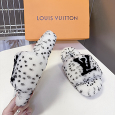 LOUIS VUITTON路易威登豹纹泰迪毛绒一字厚底拖鞋 超多明星网红种草 鞋面为豹斑点泰迪卷毛绒 毛量饱满蓬松 秋冬 LOUIS VUITTON路易威登豹纹泰迪毛绒一字厚底拖鞋 超多明星网红种草 鞋面为豹斑点泰迪卷毛绒 毛量饱满蓬松 秋冬