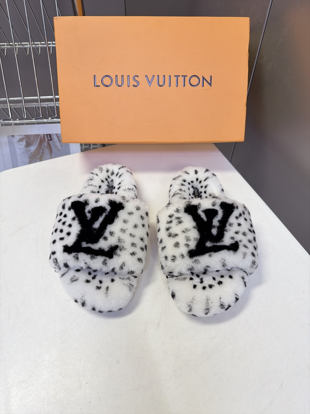 LOUIS VUITTON路易威登豹纹泰迪毛绒一字厚底拖鞋 超多明星网红种草 鞋面为豹斑点泰迪卷毛绒 毛量饱满蓬松 秋冬 LOUIS VUITTON路易威登豹纹泰迪毛绒一字厚底拖鞋 超多明星网红种草 鞋面为豹斑点泰迪卷毛绒 毛量饱满蓬松 秋冬