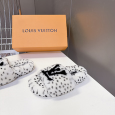 LOUIS VUITTON路易威登豹纹泰迪毛绒一字厚底拖鞋 超多明星网红种草 鞋面为豹斑点泰迪卷毛绒 毛量饱满蓬松 秋冬 LOUIS VUITTON路易威登豹纹泰迪毛绒一字厚底拖鞋 超多明星网红种草 鞋面为豹斑点泰迪卷毛绒 毛量饱满蓬松 秋冬