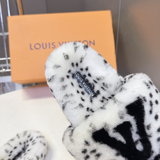LOUIS VUITTON路易威登豹纹泰迪毛绒一字厚底拖鞋 超多明星网红种草 鞋面为豹斑点泰迪卷毛绒 毛量饱满蓬松 秋冬 LOUIS VUITTON路易威登豹纹泰迪毛绒一字厚底拖鞋 超多明星网红种草 鞋面为豹斑点泰迪卷毛绒 毛量饱满蓬松 秋冬
