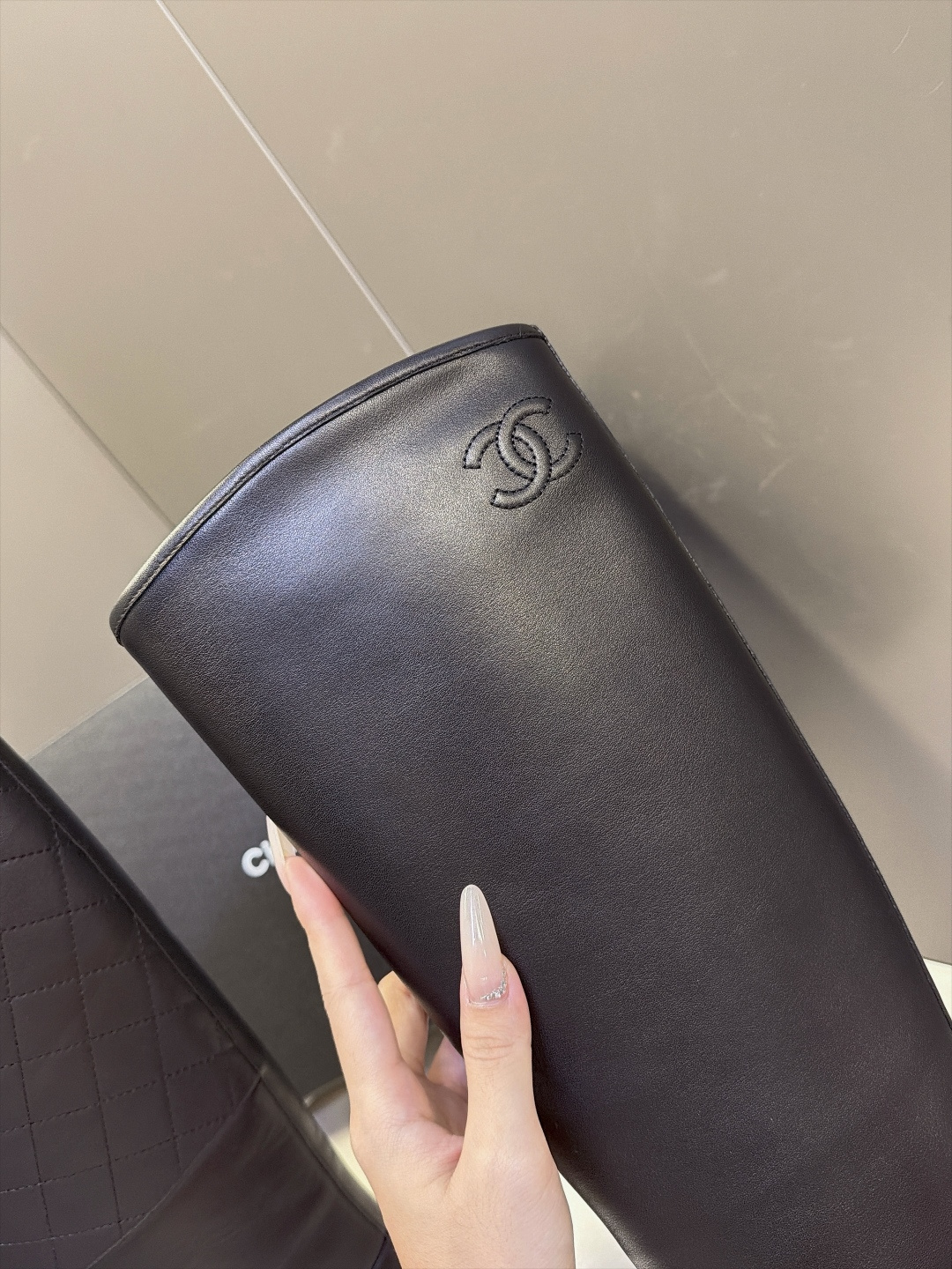 CHANEL香奈儿最新款菱格拼接高筒骑士靴 超多明星网红种草 通体黑色亮面小牛皮 靴筒后侧做菱格绗缝拼接 前侧光面简约 