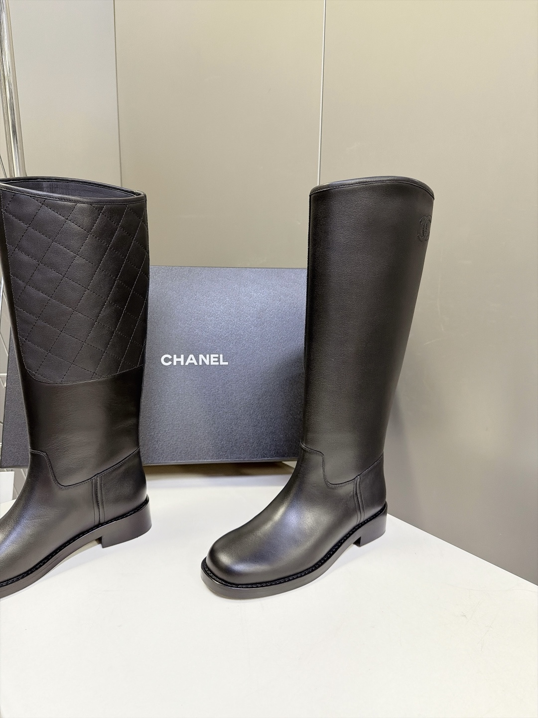 CHANEL香奈儿最新款菱格拼接高筒骑士靴 超多明星网红种草 通体黑色亮面小牛皮 靴筒后侧做菱格绗缝拼接 前侧光面简约 