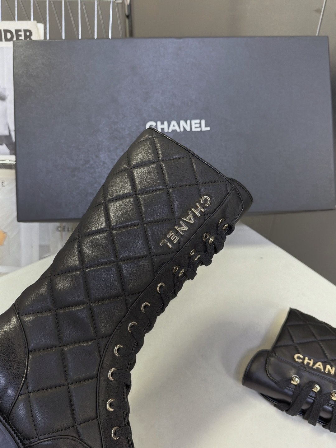 CHANEL香奈儿最新款菱格系带厚底中筒马丁靴 超多明星网红种草 黑色细腻小牛皮 整靴大面积菱格绗缝工艺 饱满有立体感 