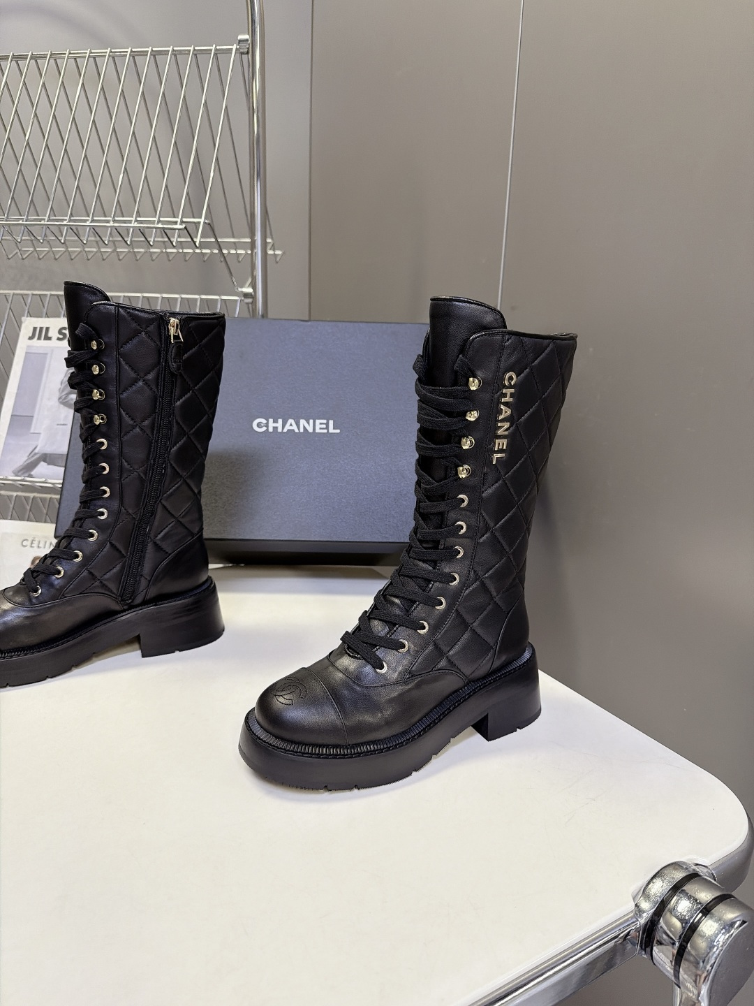 CHANEL香奈儿最新款菱格系带厚底中筒马丁靴 超多明星网红种草 黑色细腻小牛皮 整靴大面积菱格绗缝工艺 饱满有立体感 