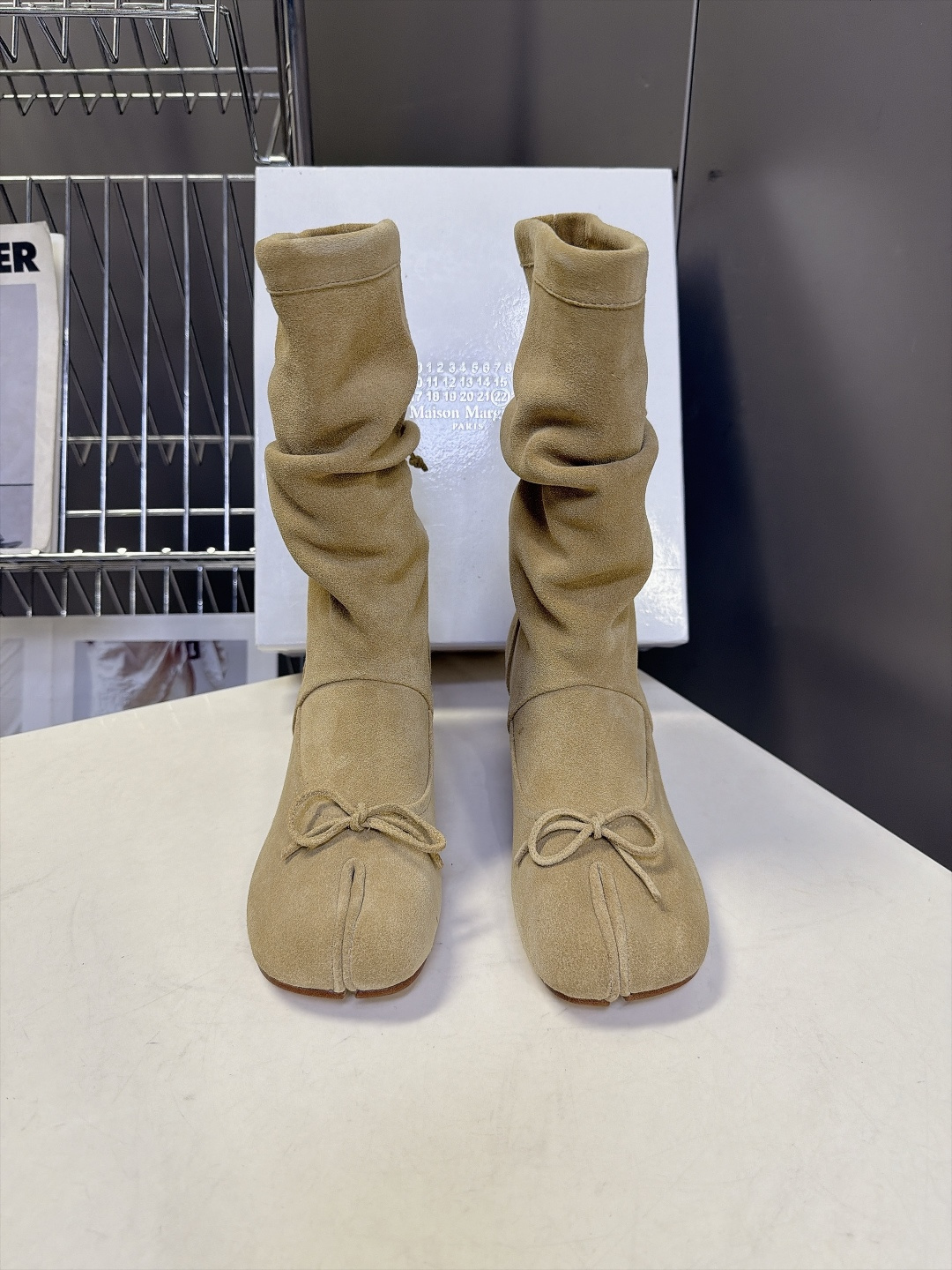 Maison Margiela 马吉拉最新款Tabi蝴蝶结堆堆中筒靴 超多明星网红种草 经典Tabi分趾鞋头 鞋头点缀小 Maison Margiela 马吉拉最新款Tabi蝴蝶结堆堆中筒靴 超多明星网红种草 经典Tabi分趾鞋头 鞋头点缀小