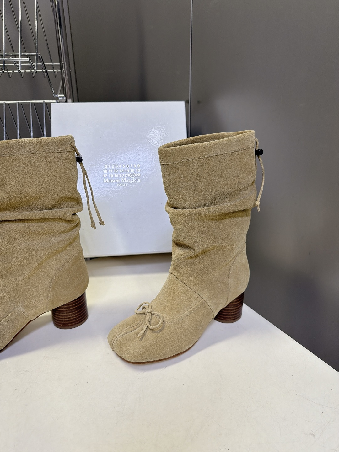 Maison Margiela 马吉拉最新款Tabi蝴蝶结堆堆中筒靴 超多明星网红种草 经典Tabi分趾鞋头 鞋头点缀小