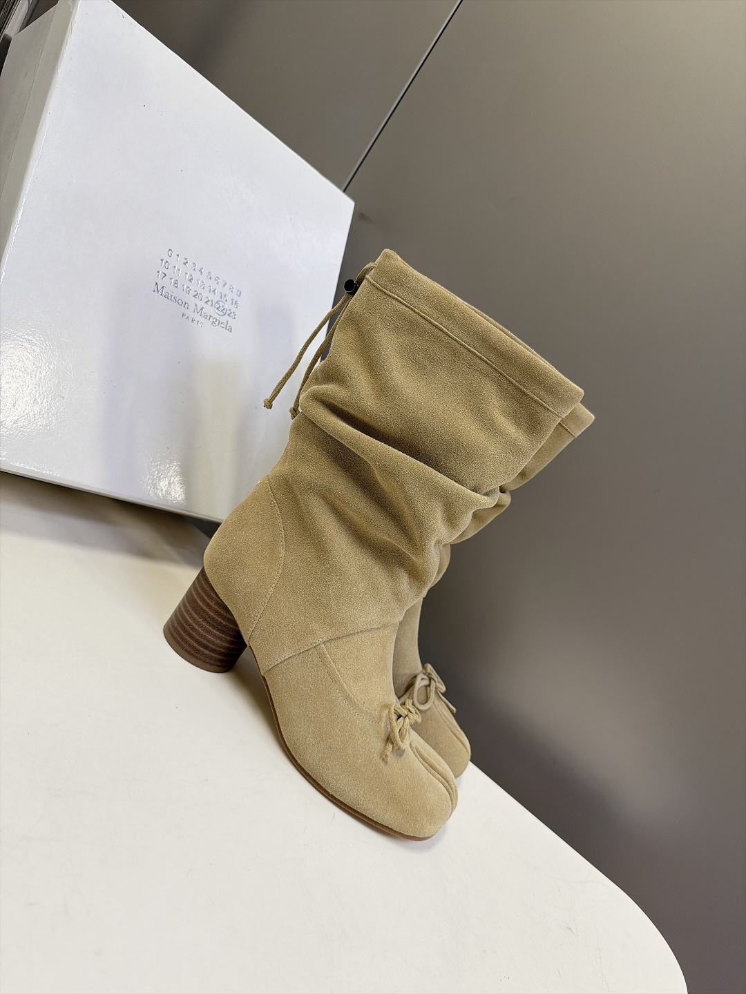 Maison Margiela 马吉拉最新款Tabi蝴蝶结堆堆中筒靴 超多明星网红种草 经典Tabi分趾鞋头 鞋头点缀小