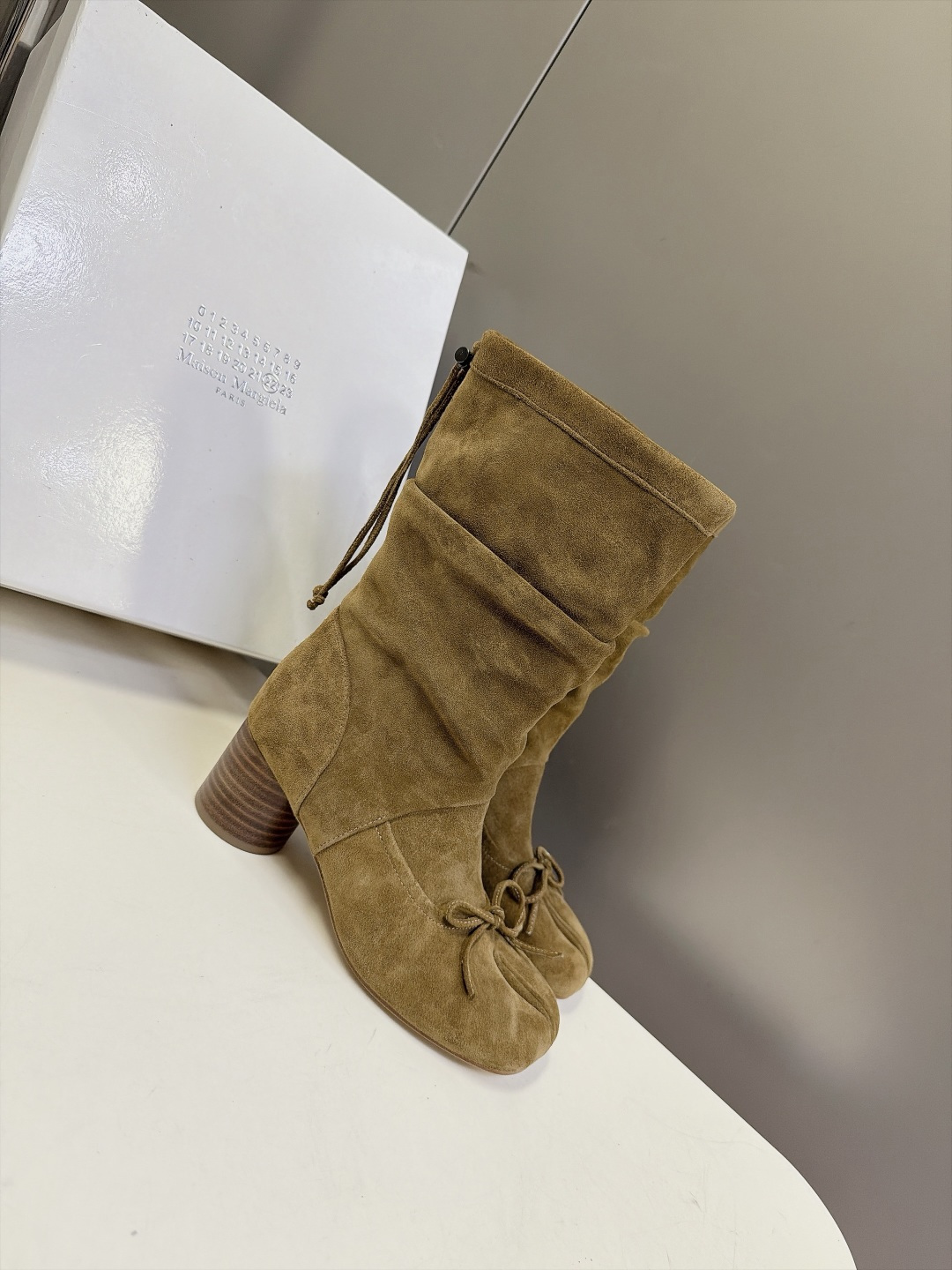 Maison Margiela 马吉拉最新款Tabi蝴蝶结堆堆中筒靴 超多明星网红种草 经典Tabi分趾鞋头 鞋头点缀小