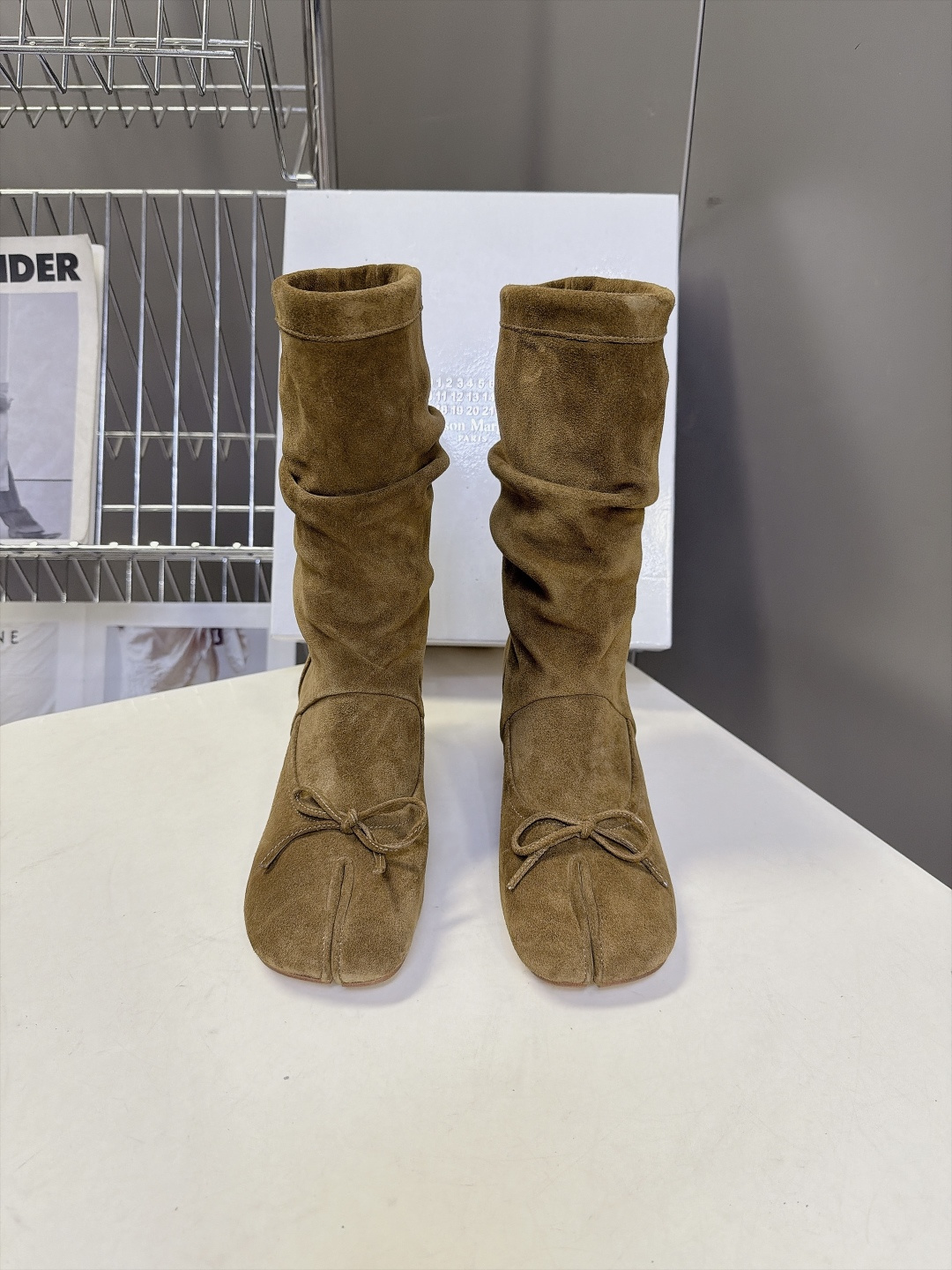 Maison Margiela 马吉拉最新款Tabi蝴蝶结堆堆中筒靴 超多明星网红种草 经典Tabi分趾鞋头 鞋头点缀小 Maison Margiela 马吉拉最新款Tabi蝴蝶结堆堆中筒靴 超多明星网红种草 经典Tabi分趾鞋头 鞋头点缀小