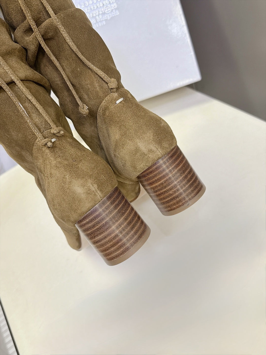 Maison Margiela 马吉拉最新款Tabi蝴蝶结堆堆中筒靴 超多明星网红种草 经典Tabi分趾鞋头 鞋头点缀小