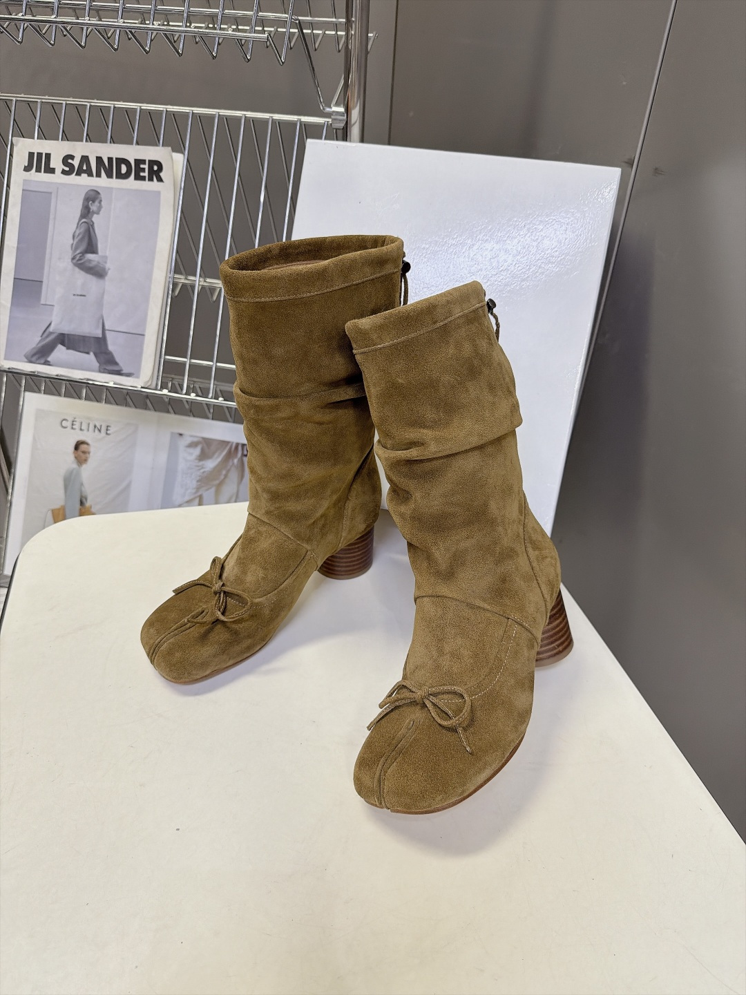 Maison Margiela 马吉拉最新款Tabi蝴蝶结堆堆中筒靴 超多明星网红种草 经典Tabi分趾鞋头 鞋头点缀小