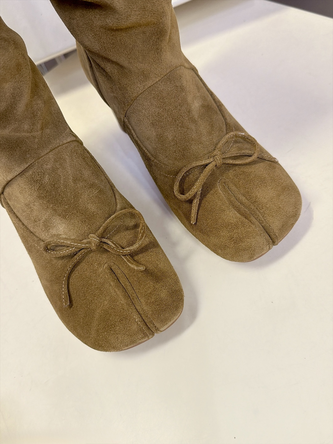 Maison Margiela 马吉拉最新款Tabi蝴蝶结堆堆中筒靴 超多明星网红种草 经典Tabi分趾鞋头 鞋头点缀小