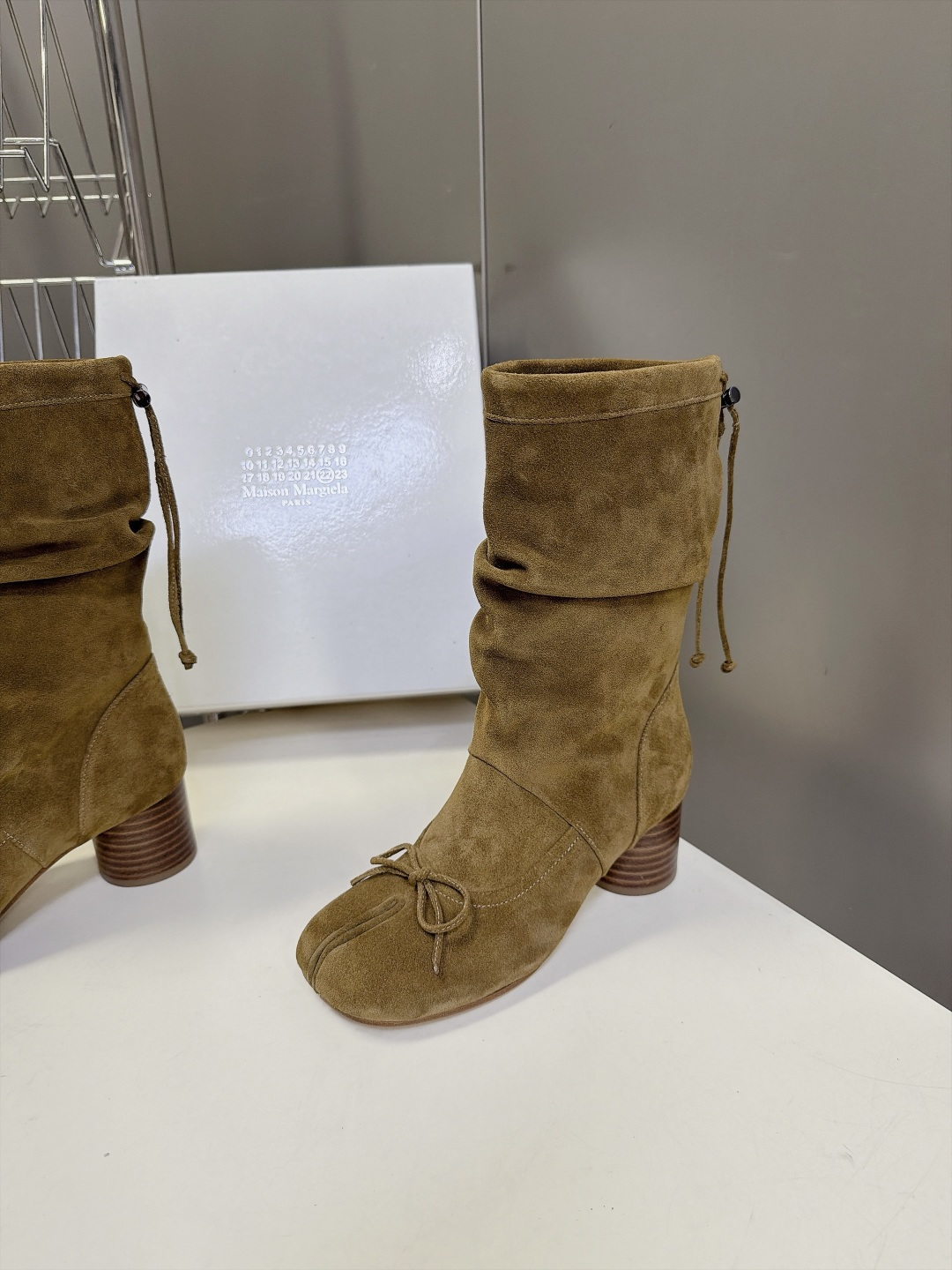 Maison Margiela 马吉拉最新款Tabi蝴蝶结堆堆中筒靴 超多明星网红种草 经典Tabi分趾鞋头 鞋头点缀小