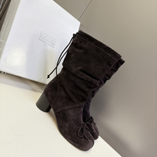 Maison Margiela 马吉拉最新款Tabi蝴蝶结堆堆中筒靴 超多明星网红种草 经典Tabi分趾鞋头 鞋头点缀小 Maison Margiela 马吉拉最新款Tabi蝴蝶结堆堆中筒靴 超多明星网红种草 经典Tabi分趾鞋头 鞋头点缀小