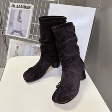 Maison Margiela 马吉拉最新款Tabi蝴蝶结堆堆中筒靴 超多明星网红种草 经典Tabi分趾鞋头 鞋头点缀小 Maison Margiela 马吉拉最新款Tabi蝴蝶结堆堆中筒靴 超多明星网红种草 经典Tabi分趾鞋头 鞋头点缀小