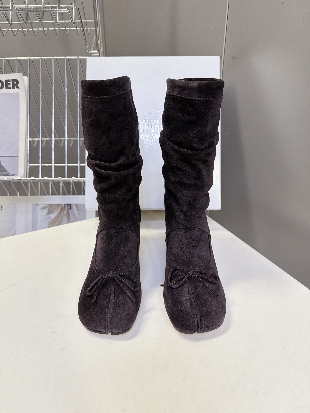 Maison Margiela 马吉拉最新款Tabi蝴蝶结堆堆中筒靴 超多明星网红种草 经典Tabi分趾鞋头 鞋头点缀小 Maison Margiela 马吉拉最新款Tabi蝴蝶结堆堆中筒靴 超多明星网红种草 经典Tabi分趾鞋头 鞋头点缀小