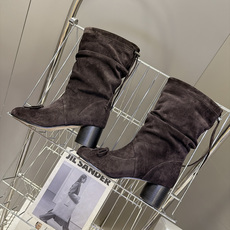 Maison Margiela 马吉拉最新款Tabi蝴蝶结堆堆中筒靴 超多明星网红种草 经典Tabi分趾鞋头 鞋头点缀小 Maison Margiela 马吉拉最新款Tabi蝴蝶结堆堆中筒靴 超多明星网红种草 经典Tabi分趾鞋头 鞋头点缀小
