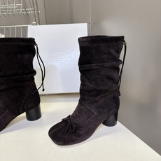 Maison Margiela 马吉拉最新款Tabi蝴蝶结堆堆中筒靴 超多明星网红种草 经典Tabi分趾鞋头 鞋头点缀小 Maison Margiela 马吉拉最新款Tabi蝴蝶结堆堆中筒靴 超多明星网红种草 经典Tabi分趾鞋头 鞋头点缀小