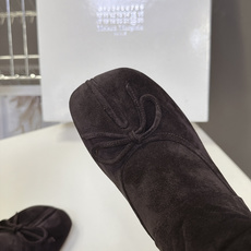 Maison Margiela 马吉拉最新款Tabi蝴蝶结堆堆中筒靴 超多明星网红种草 经典Tabi分趾鞋头 鞋头点缀小 Maison Margiela 马吉拉最新款Tabi蝴蝶结堆堆中筒靴 超多明星网红种草 经典Tabi分趾鞋头 鞋头点缀小