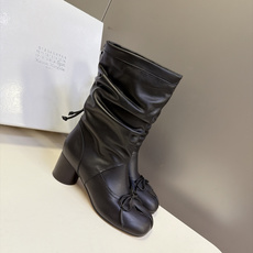 Maison Margiela 马吉拉最新款Tabi蝴蝶结堆堆中筒靴 超多明星网红种草 经典Tabi分趾鞋头 鞋头点缀小 Maison Margiela 马吉拉最新款Tabi蝴蝶结堆堆中筒靴 超多明星网红种草 经典Tabi分趾鞋头 鞋头点缀小