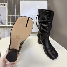 Maison Margiela 马吉拉最新款Tabi蝴蝶结堆堆中筒靴 超多明星网红种草 经典Tabi分趾鞋头 鞋头点缀小 Maison Margiela 马吉拉最新款Tabi蝴蝶结堆堆中筒靴 超多明星网红种草 经典Tabi分趾鞋头 鞋头点缀小