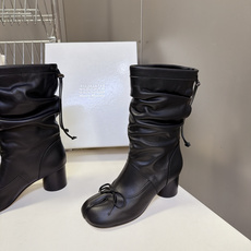 Maison Margiela 马吉拉最新款Tabi蝴蝶结堆堆中筒靴 超多明星网红种草 经典Tabi分趾鞋头 鞋头点缀小 Maison Margiela 马吉拉最新款Tabi蝴蝶结堆堆中筒靴 超多明星网红种草 经典Tabi分趾鞋头 鞋头点缀小