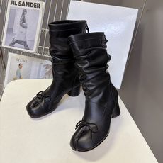 Maison Margiela 马吉拉最新款Tabi蝴蝶结堆堆中筒靴 超多明星网红种草 经典Tabi分趾鞋头 鞋头点缀小 Maison Margiela 马吉拉最新款Tabi蝴蝶结堆堆中筒靴 超多明星网红种草 经典Tabi分趾鞋头 鞋头点缀小