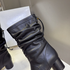 Maison Margiela 马吉拉最新款Tabi蝴蝶结堆堆中筒靴 超多明星网红种草 经典Tabi分趾鞋头 鞋头点缀小 Maison Margiela 马吉拉最新款Tabi蝴蝶结堆堆中筒靴 超多明星网红种草 经典Tabi分趾鞋头 鞋头点缀小