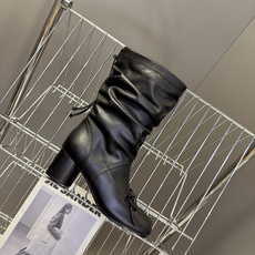 Maison Margiela 马吉拉最新款Tabi蝴蝶结堆堆中筒靴 超多明星网红种草 经典Tabi分趾鞋头 鞋头点缀小 Maison Margiela 马吉拉最新款Tabi蝴蝶结堆堆中筒靴 超多明星网红种草 经典Tabi分趾鞋头 鞋头点缀小