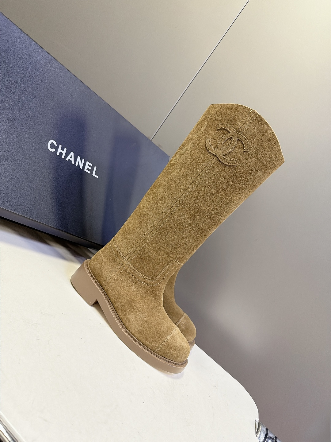 CHANEL香奈儿最新款双C西部高筒骑士长靴 超多明星网红种草 经典西部风高筒直筒靴 V型开口靴口 靴筒外侧立体刺绣双C