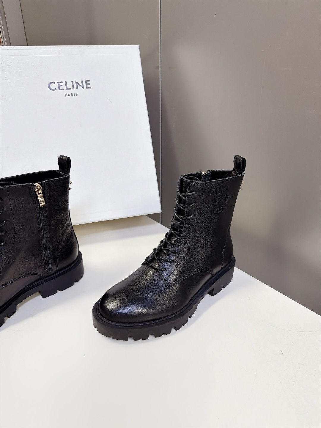 Celine思琳最新款凯旋门厚底马丁靴 超多明星网红种草 酷飒街头复古美拉德风 经典圆头马丁靴版型 正面系带设计 侧边金