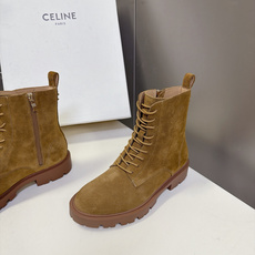 Celine思琳最新款凯旋门厚底马丁靴 超多明星网红种草 酷飒街头复古美拉德风 经典圆头马丁靴版型 正面系带设计 侧边金 Celine思琳最新款凯旋门厚底马丁靴 超多明星网红种草 酷飒街头复古美拉德风 经典圆头马丁靴版型 正面系带设计 侧边金