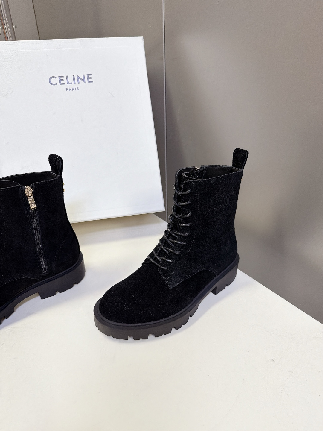 Celine思琳最新款凯旋门厚底马丁靴 超多明星网红种草 酷飒街头复古美拉德风 经典圆头马丁靴版型 正面系带设计 侧边金