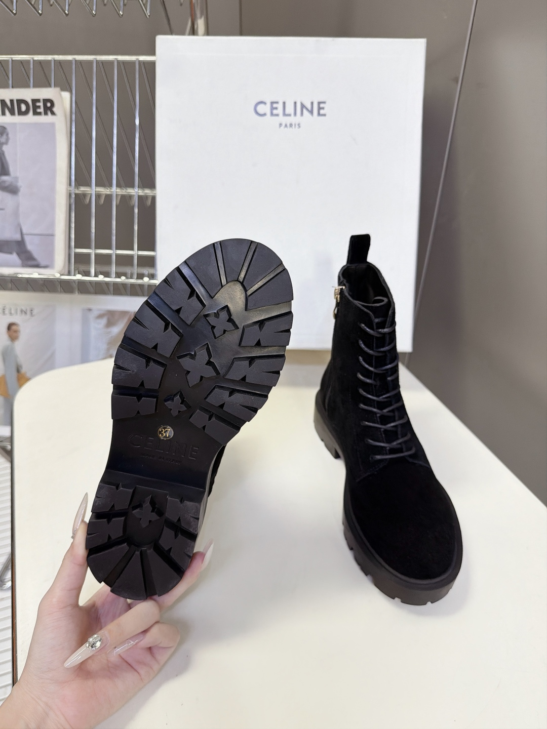 Celine思琳最新款凯旋门厚底马丁靴 超多明星网红种草 酷飒街头复古美拉德风 经典圆头马丁靴版型 正面系带设计 侧边金