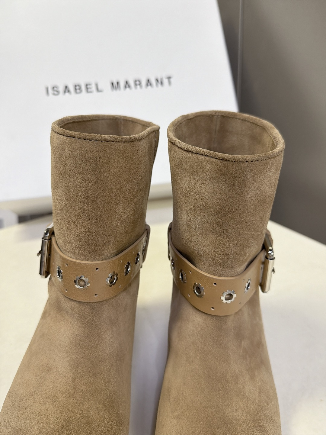 Isabel Marant伊莎贝尔最新款铆钉扣带短筒西部靴 超多明星网红种草 全鞋采用软糯反绒麂皮 绒面质感细腻 复古氛