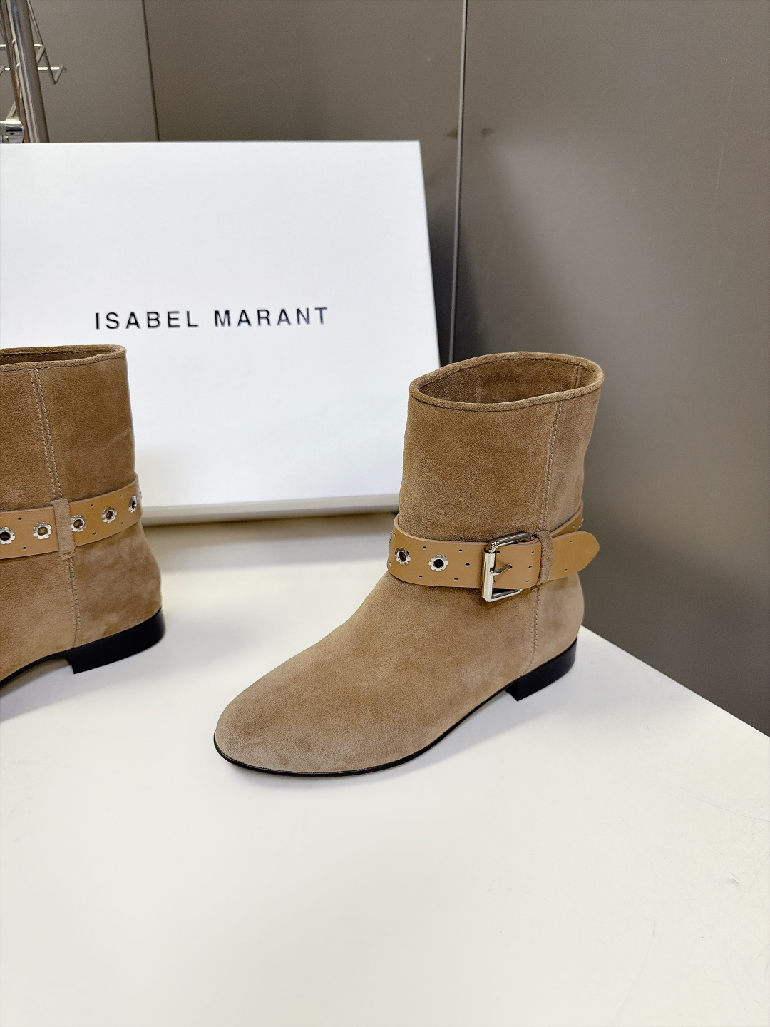 Isabel Marant伊莎贝尔最新款铆钉扣带短筒西部靴 超多明星网红种草 全鞋采用软糯反绒麂皮 绒面质感细腻 复古氛
