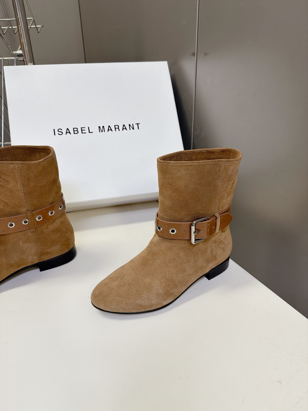 Isabel Marant伊莎贝尔最新款铆钉扣带短筒西部靴 超多明星网红种草 全鞋采用软糯反绒麂皮 绒面质感细腻 复古氛